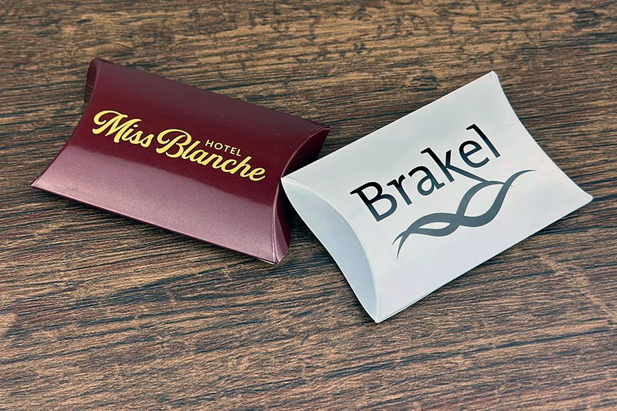 bedrukte doosjes met oordopjes voor hotel Miss Blanche en voor gemeente Brakel
